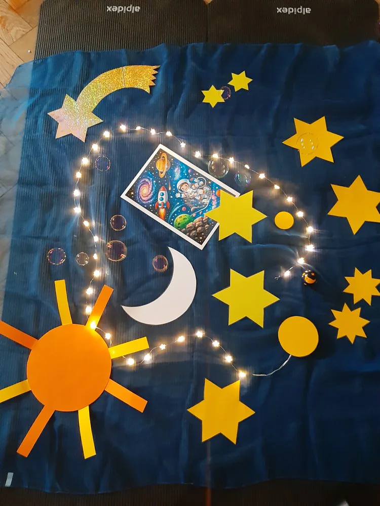 Sternenraum mit Mond, Sternen und Lichtern für fantasievolle Kursmomente